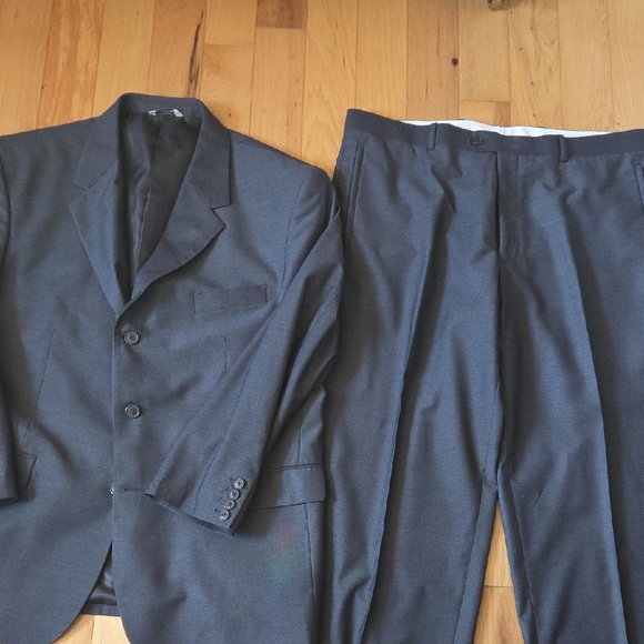 Gino Valentino Italian Three Button Suit 44s